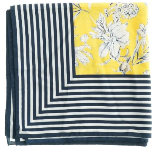 Mønstret tørklæde fra Prècis (str. 135 x 137 cm)