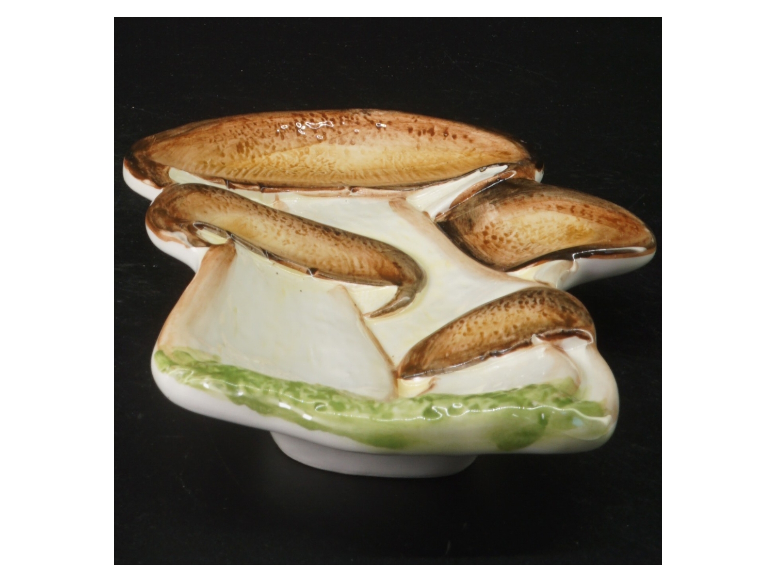 Porcelænsfad formet som svampe