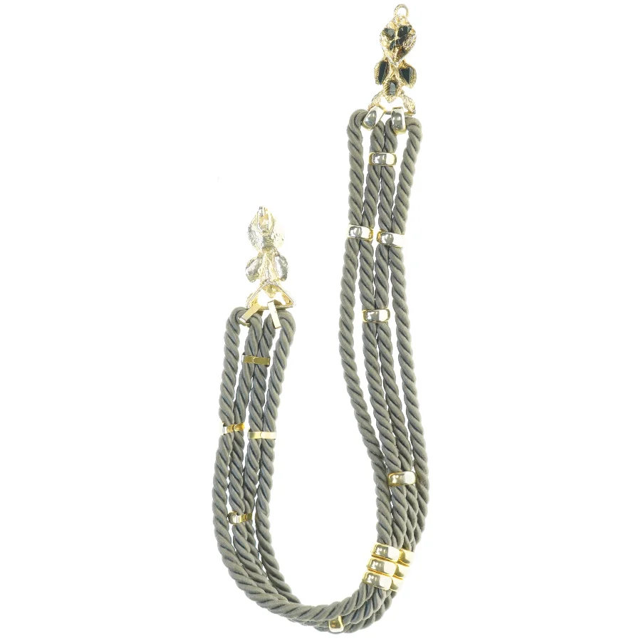 Flettet bælte med vedhæng (str. Længde. 83 cm. b. 4,5 cm)