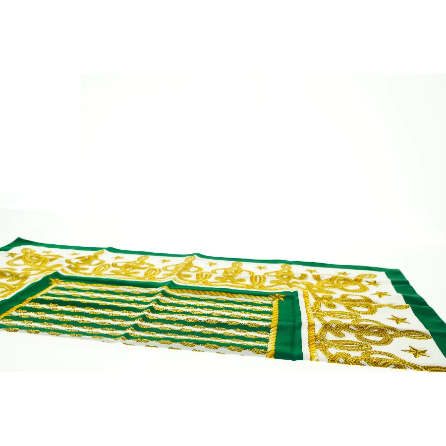 Dekorativ grøn og gul mønstret dug (str. 85 x 85 cm)