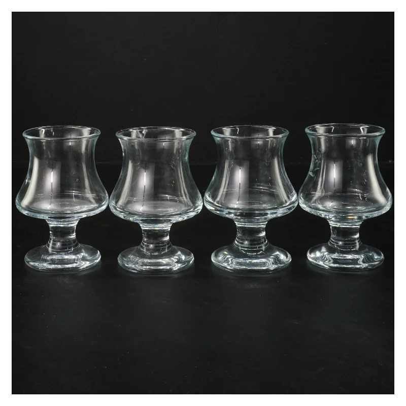 Sæt af fire glas (str. 10 cm)