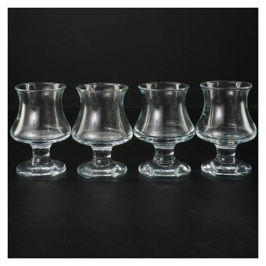 Sæt af fire glas (str. 10 cm)