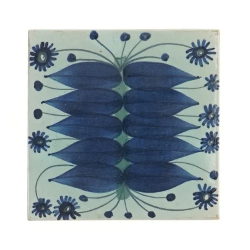 Dekorativt flise med blomstermotiv (str. 15x15 cm) fra Aluminia