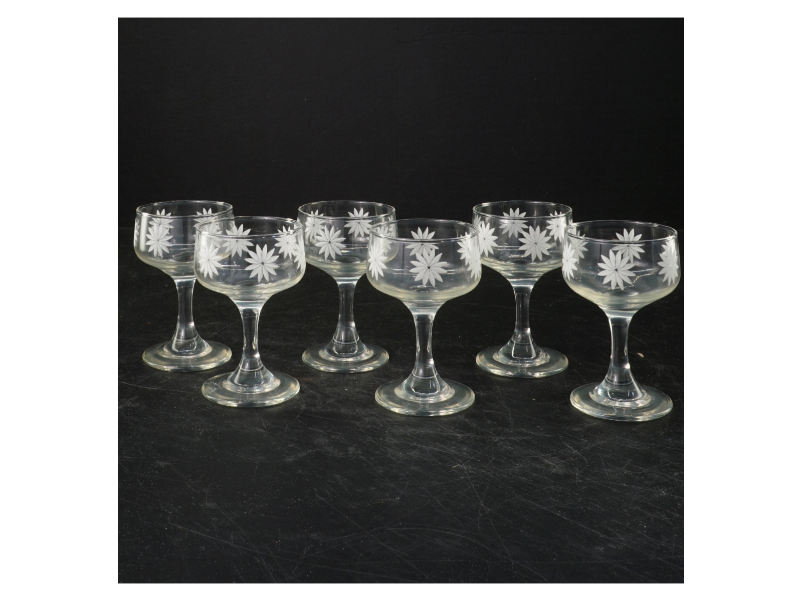 Et sæt af seks glas med indgraverede blomster (str. 9x5 cm)