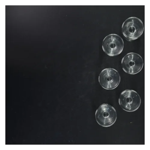 Et sæt af seks glas med indgraverede blomster (str. 9x5 cm)