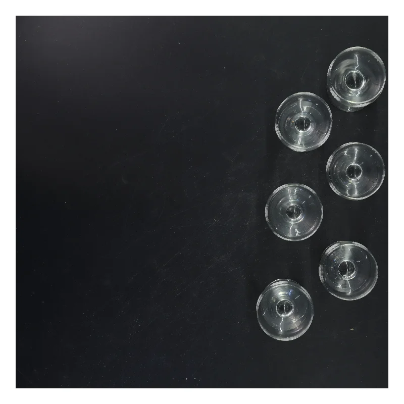 Et sæt af seks glas med indgraverede blomster (str. 9x5 cm)