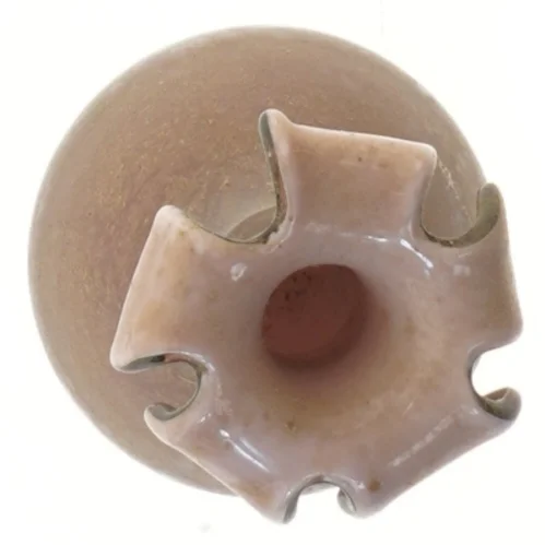 Brun vase med unik form (str. 16 cm)