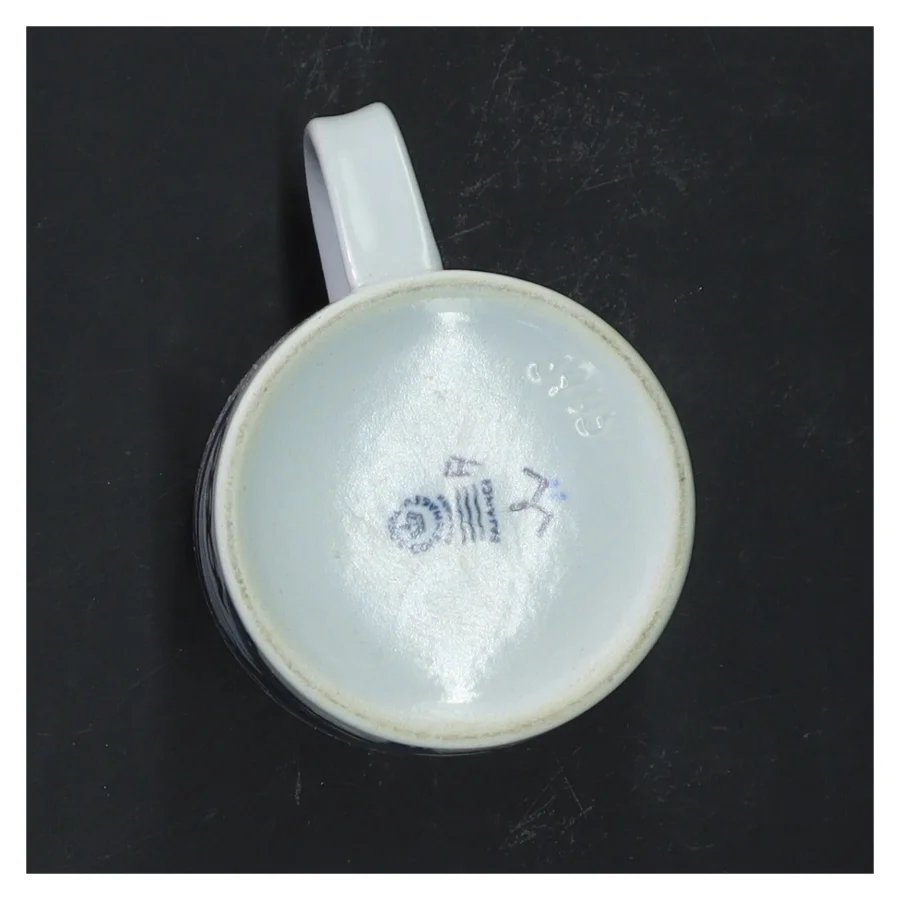 Porcelænskrus med kunstnerisk design fra 1985 fra Royal Copenhagen (str. 8x7 cm)