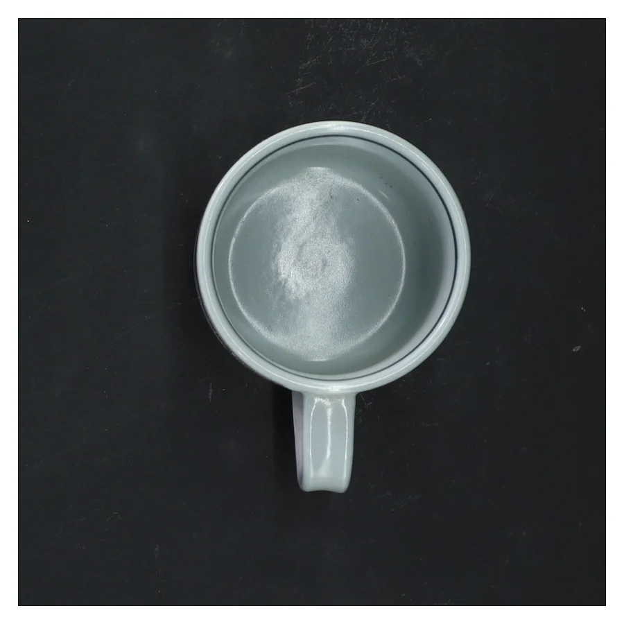 Porcelænskrus med kunstnerisk design fra 1985 fra Royal Copenhagen (str. 8x7 cm)