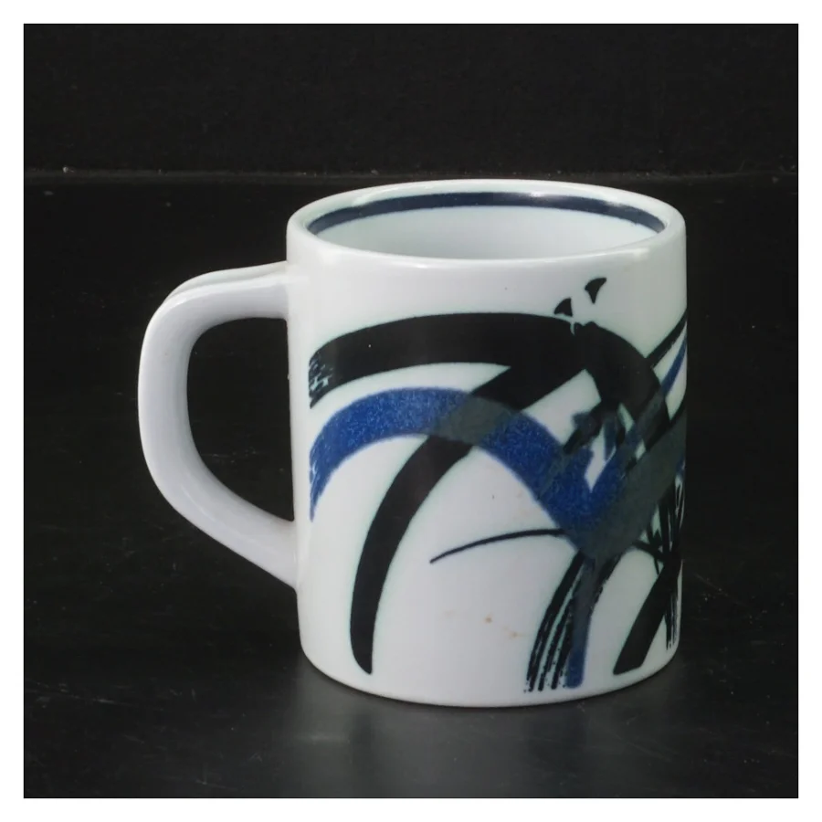 Porcelænskrus med kunstnerisk design fra 1985 fra Royal Copenhagen (str. 8x7 cm)