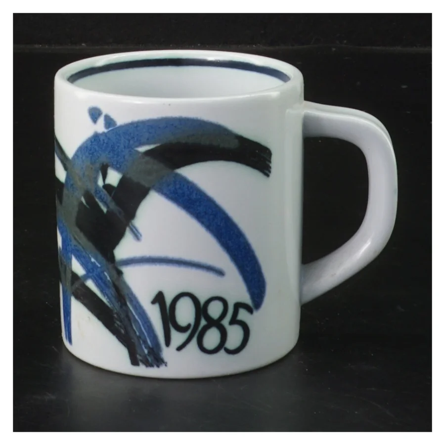 Porcelænskrus med kunstnerisk design fra 1985 fra Royal Copenhagen (str. 8x7 cm)