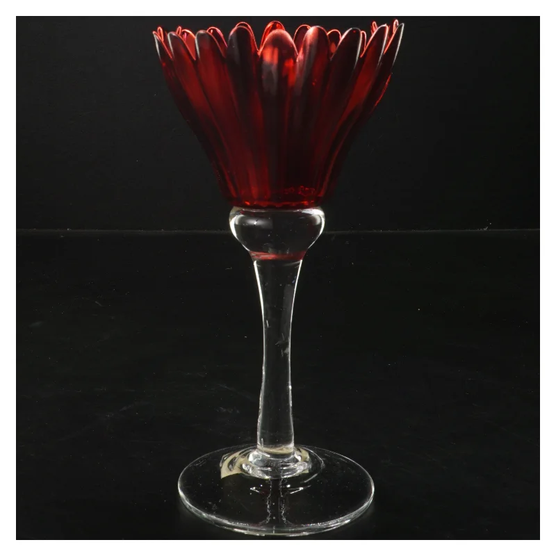Rød glasvase på fod fra Krifon (str. 11x20 cm)