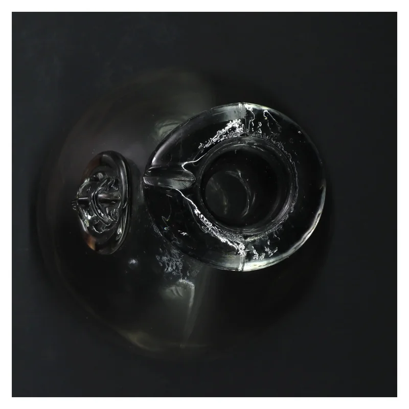 Glasflaske med dekorativt emblem (str. 23 cm)