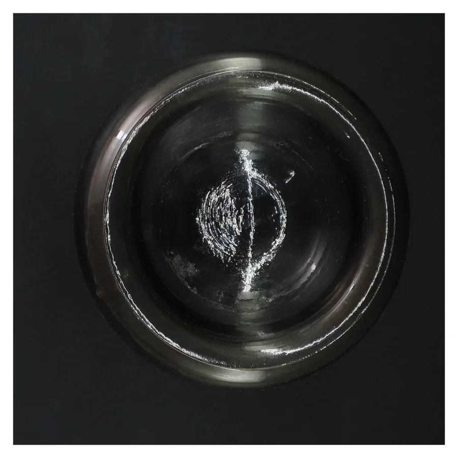 Glasflaske med dekorativt emblem (str. 23 cm)