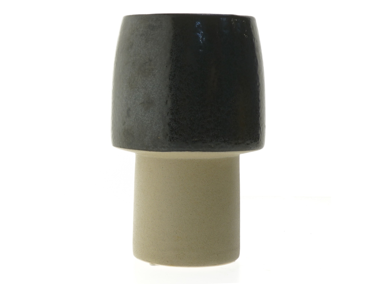 Keramisk vase i sort og beige (str. Ø. 11 cm. længde. 20,5 cm)