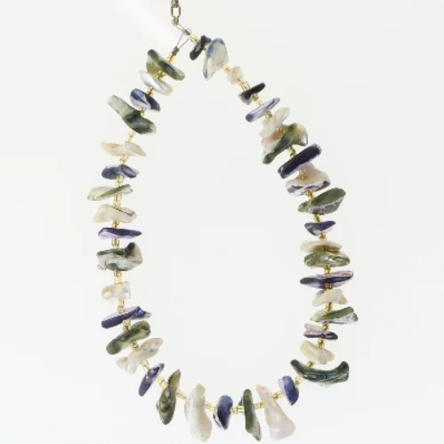 Perlehalskæde med naturlige sten (str. 34 cm)