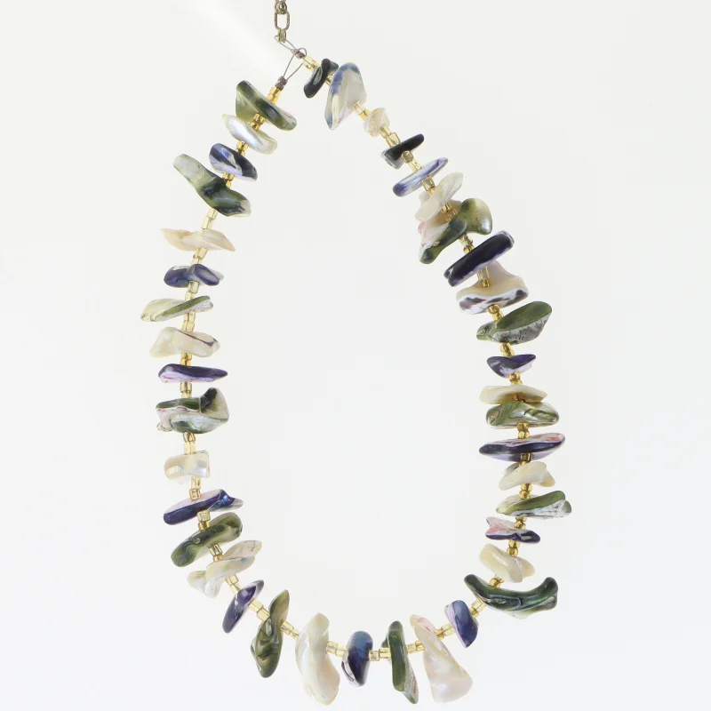 Perlehalskæde med naturlige sten (str. 34 cm)