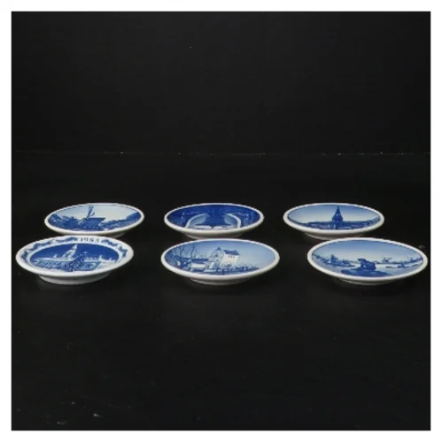 Sæt af seks danske årsplatter fra Denmark (str. 6 stk Ø 8,5 cm)