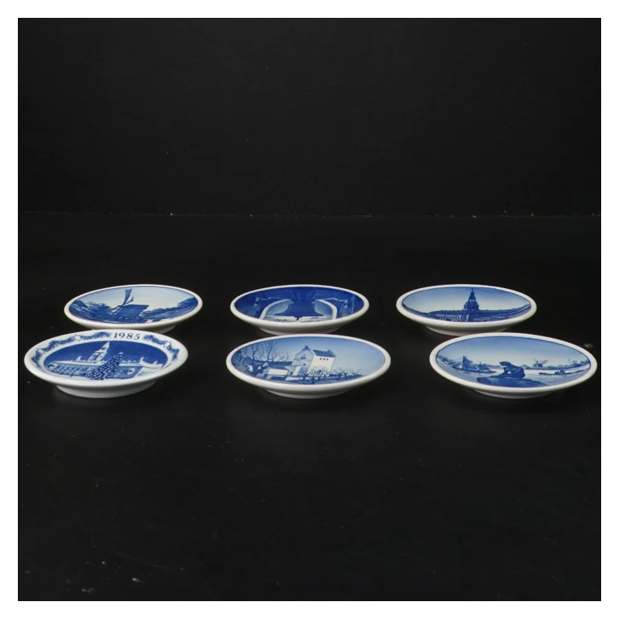 Sæt af seks danske årsplatter fra Denmark (str. 6 stk Ø 8,5 cm)