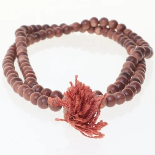 Rødt perlekæde med kvast (str. 70 cm)