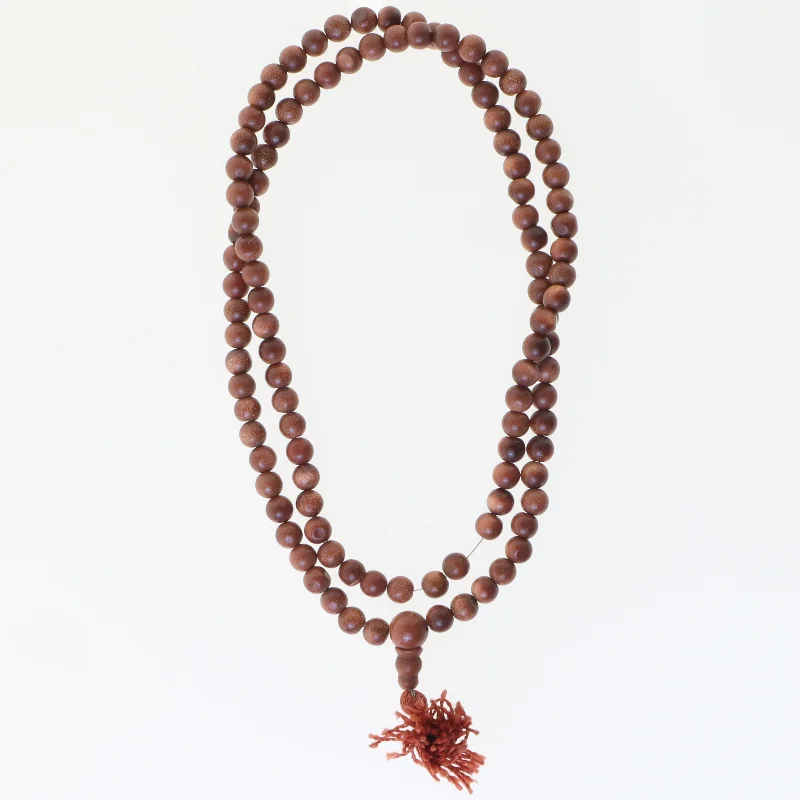 Rødt perlekæde med kvast (str. 70 cm)