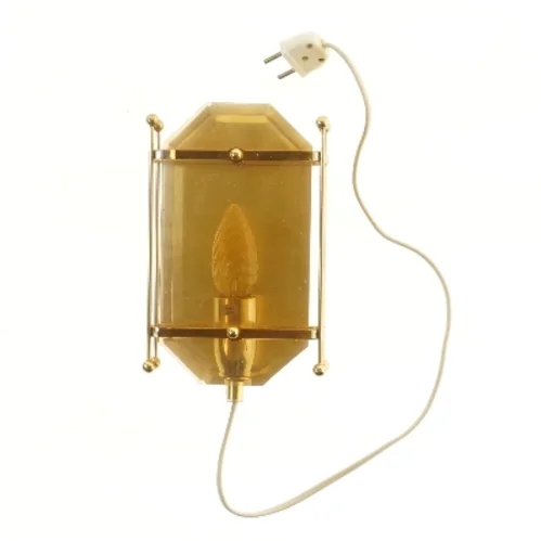 Væglampe med guldfarvet skærm (str. 20x13 cm)