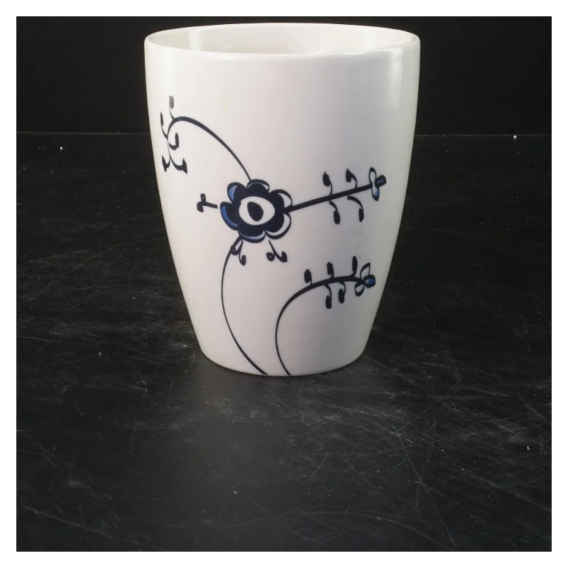 Hvid krus med blåt blomstermønster (str. 13x11,5 cm)