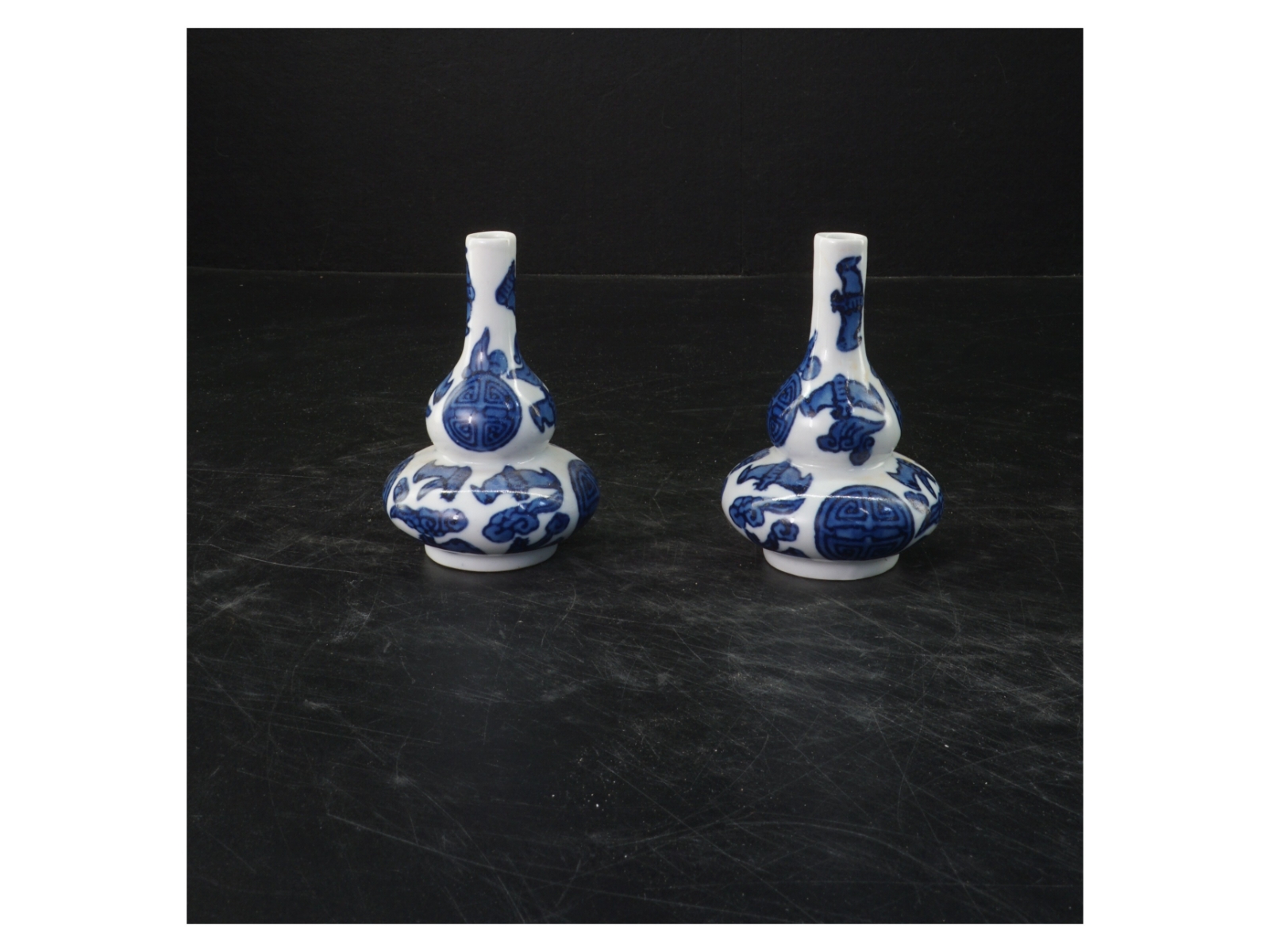 Dekorative porcelænsvaser (str. 10x6,5 cm)