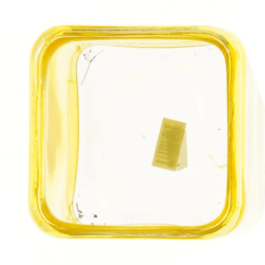 Kvadratisk gul glasvase (str. 12x12x12 cm)