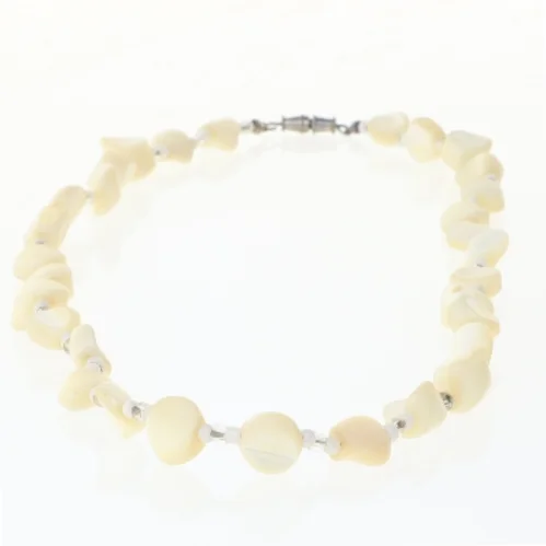 Halskæde med hvide perler (str. 40 cm)