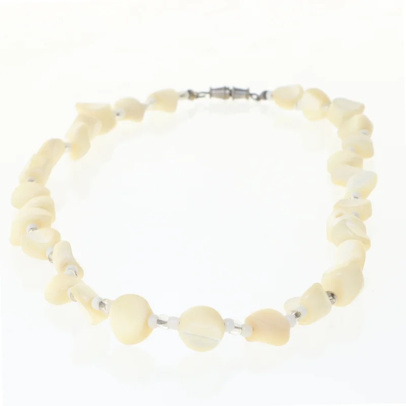 Halskæde med hvide perler (str. 40 cm)