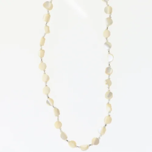 Halskæde med hvide perler (str. 40 cm)