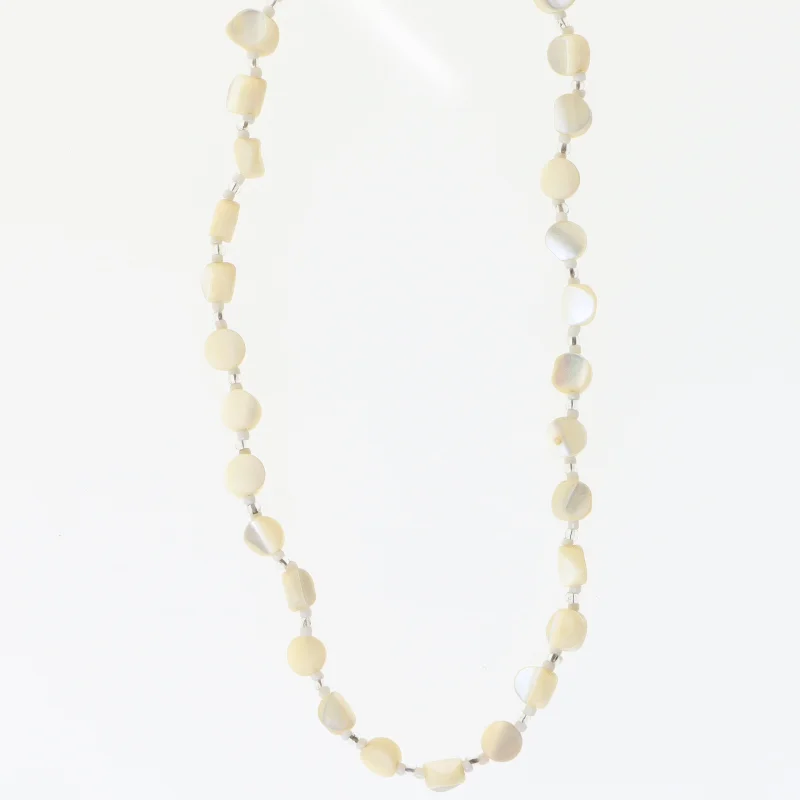 Halskæde med hvide perler (str. 40 cm)