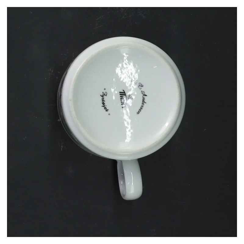 Porcelænskrus med H.C. Andersen motiv fra Thun (str. 9 cm)