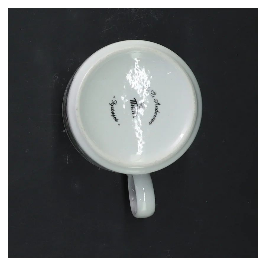 Porcelænskrus med H.C. Andersen motiv fra Thun (str. 9 cm)