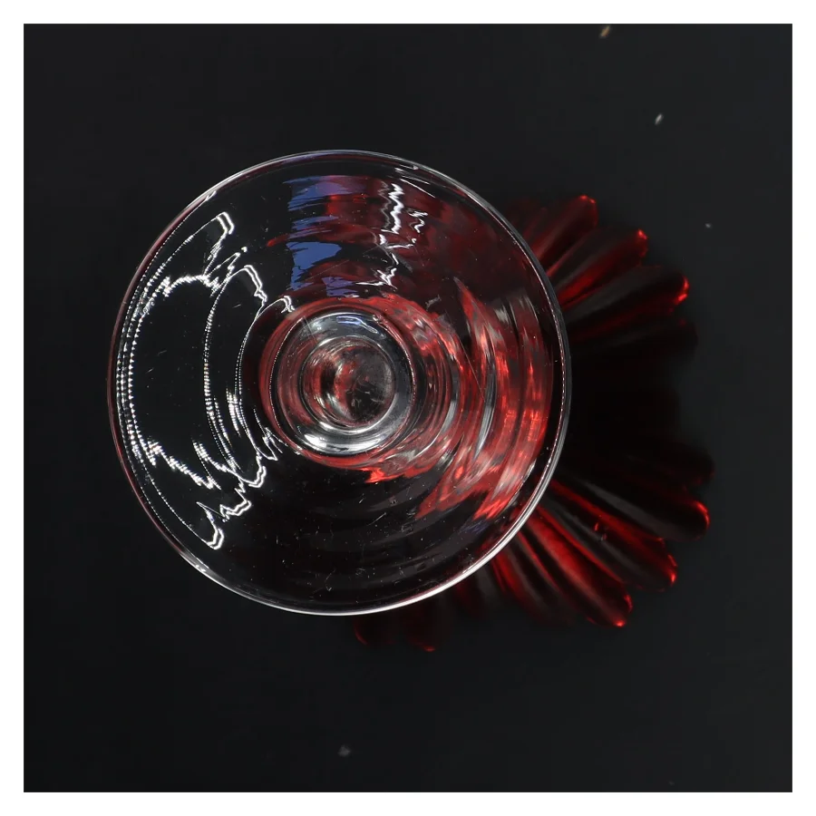 Rød blomstervase i glas fra Krifon (str. 11x20 cm)