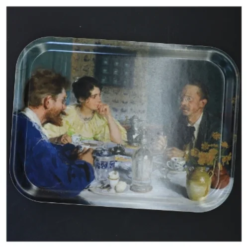 Dekorativ bakke med frokostmotiv (str. 27x20 cm) fra Skagens museum