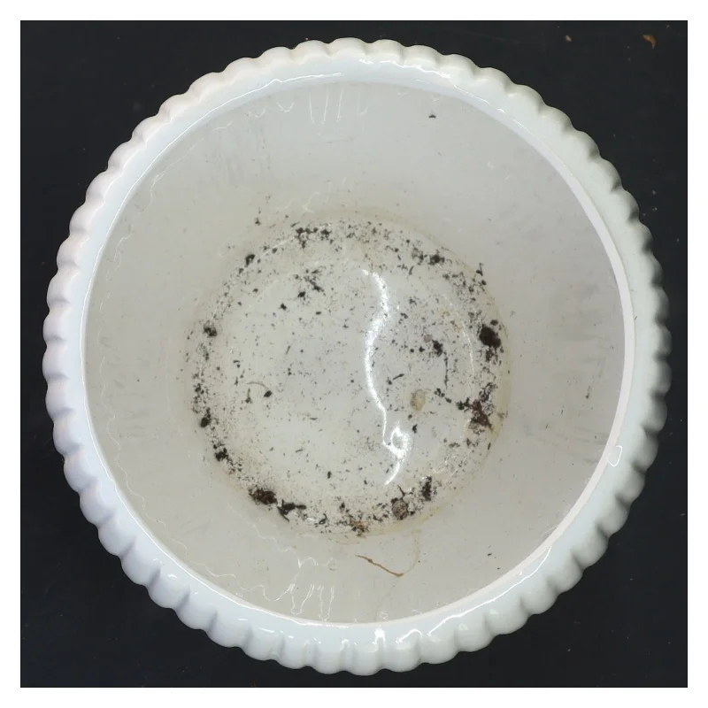 Hvid keramikpotte med riller (str. Ø 14x13 cm)