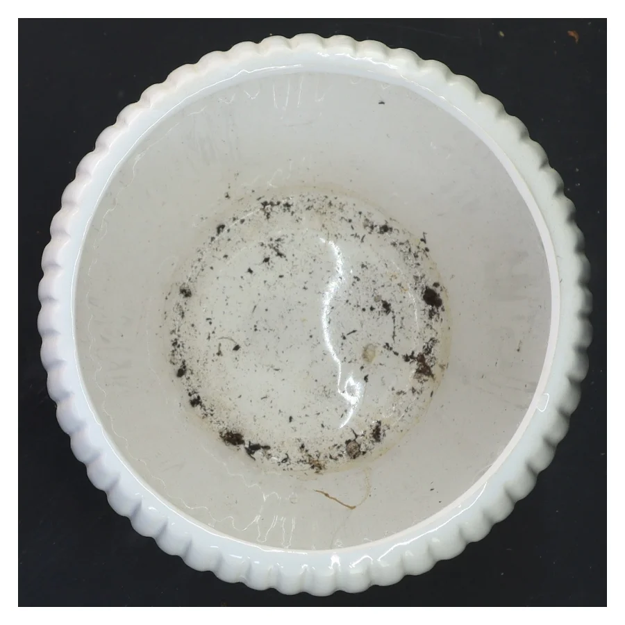 Hvid keramikpotte med riller (str. Ø 14x13 cm)