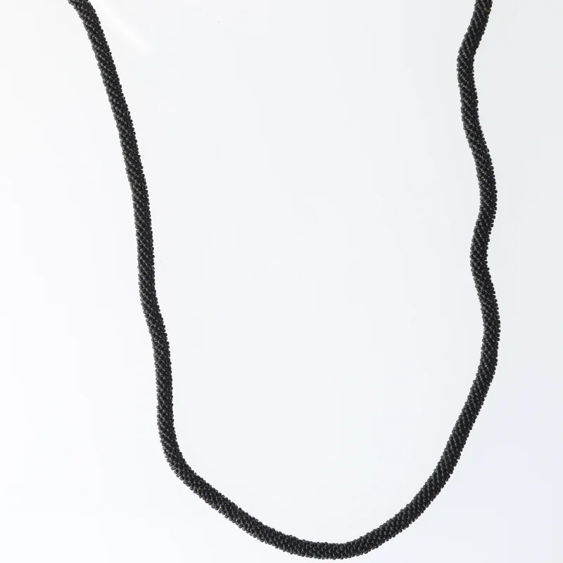 Sort perlekæde (str. 84 cm)