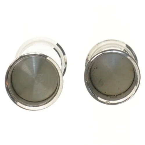 To lysestager i metal (str. 9 og 15 cm)