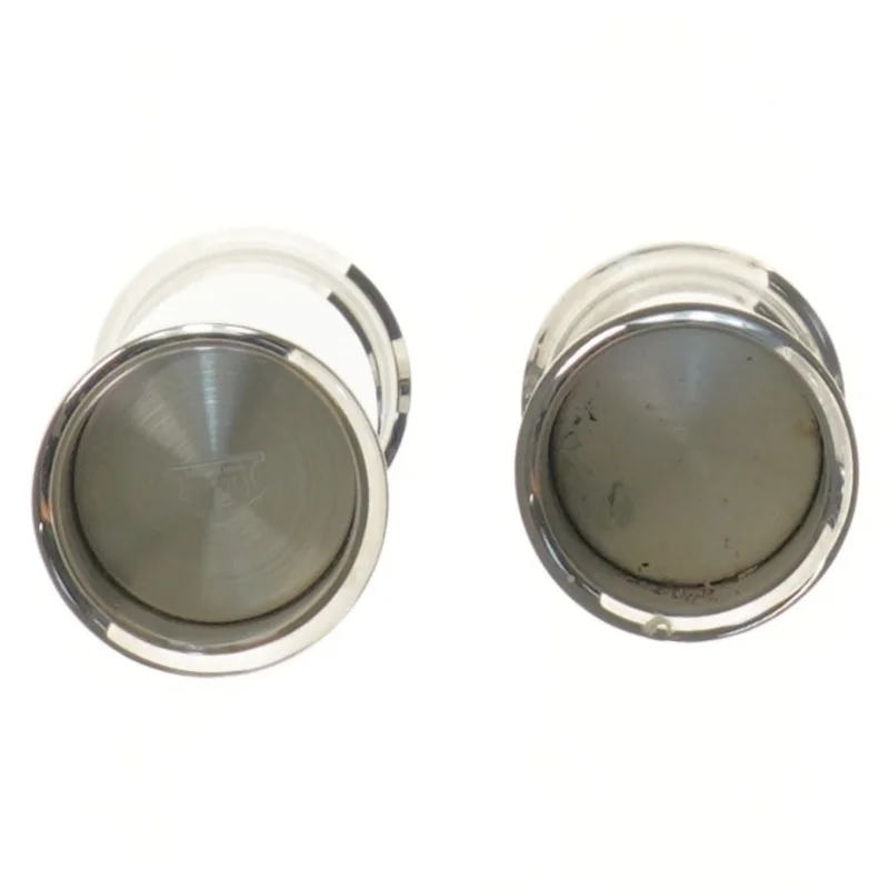 To lysestager i metal (str. 9 og 15 cm)