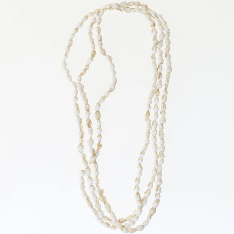 Lang halskæde med skaller (str. 105 cm)