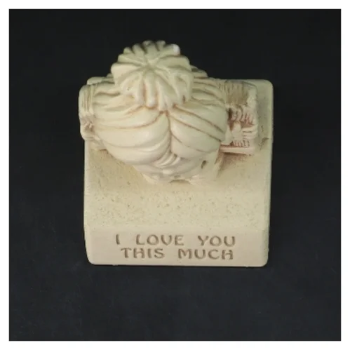 Dekorativ figur med tekst (str. 14 cm)