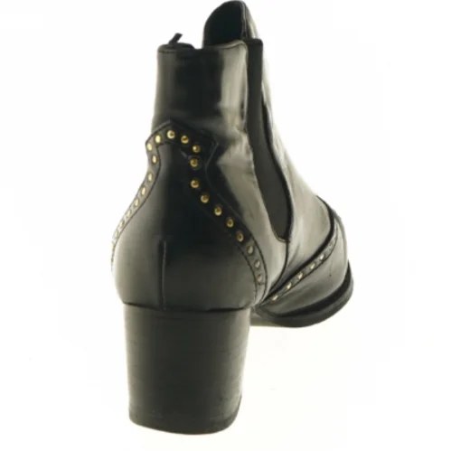 Sort støvler med nitter (str. 38 )