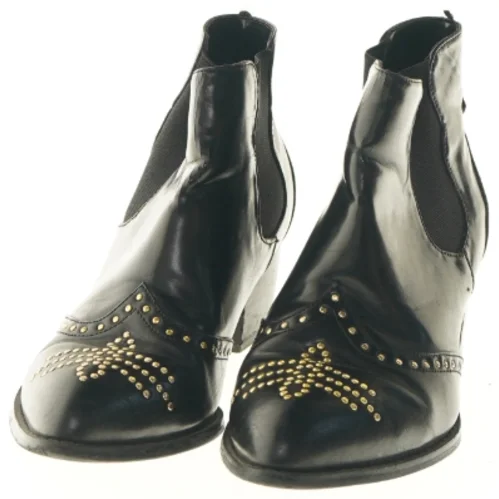 Sort støvler med nitter (str. 38 )