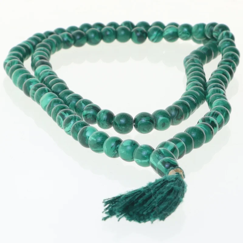 Grøn perlekæde med kvast (str. 66 cm)