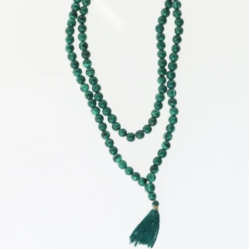 Grøn perlekæde med kvast (str. 66 cm)