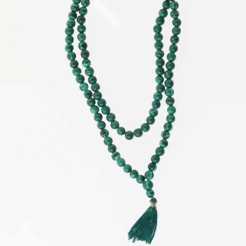 Grøn perlekæde med kvast (str. 66 cm)