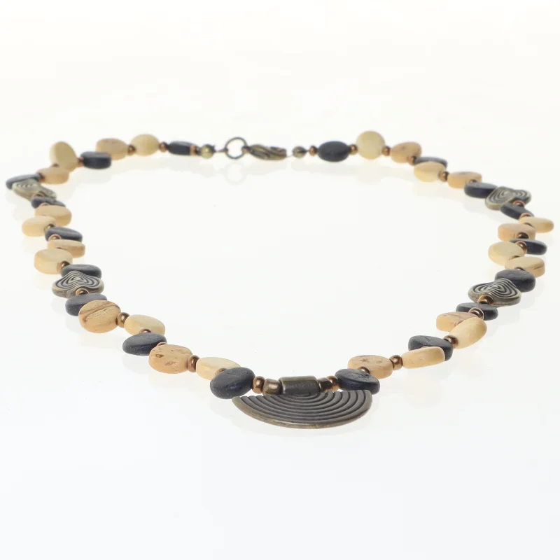 Halskæde med perler (str. 46 cm)